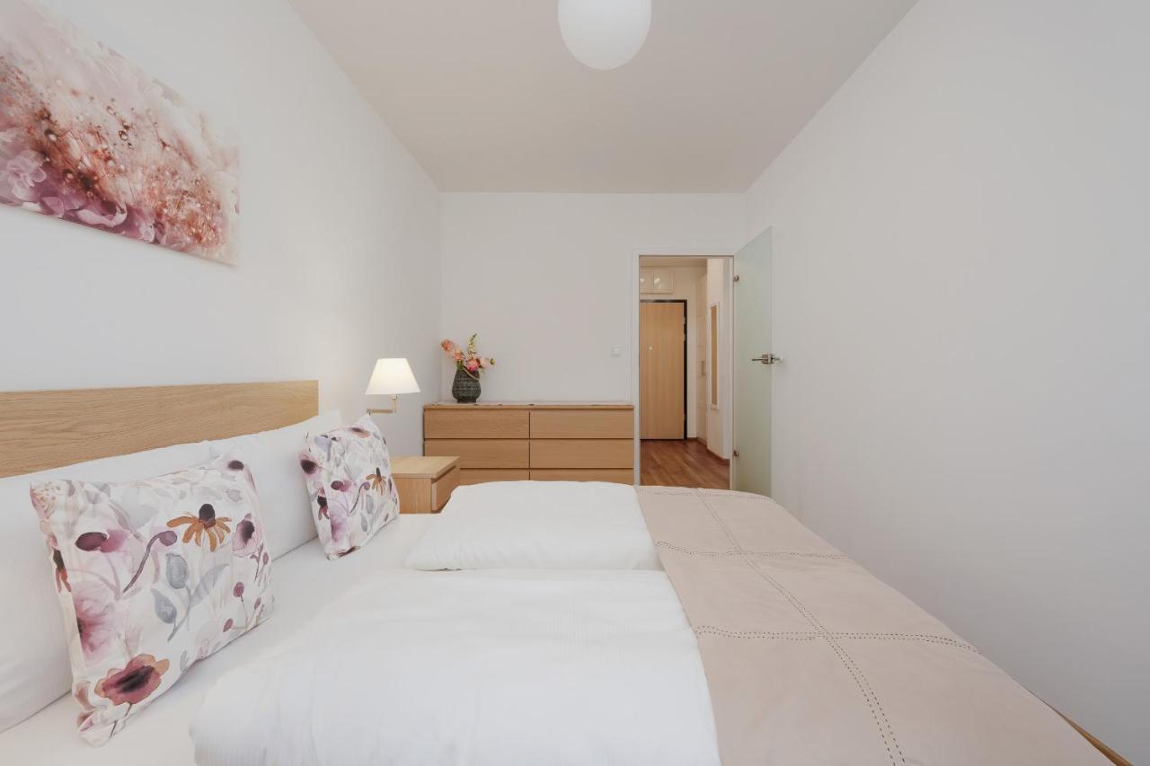 Legnicka With Parking By Renters Apartment *
